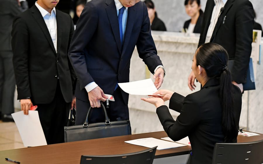 内定辞退は電話か対面か すれ違う企業と就活生 日本経済新聞