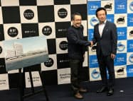 前田晋太郎・下関市長(右)と握手する星野佳路・星野リゾート代表 前田晋太郎・下関市長(右)と握手する星野佳路・星野リゾート代表