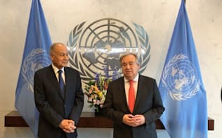 14日、国連で共同会見をするグテレス事務総長（右）とアラブ連盟のアブルゲイト事務局長