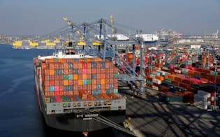 太平洋側の玄関口であるロサンゼルス港は中国が最大の貿易相手だ=ロイター