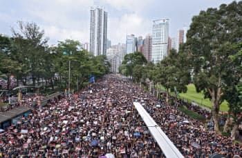 民主派は「逃亡犯条例」の改正延期では満足せず、再び大規模なデモが起きた(16日、香港)=三村幸作撮影