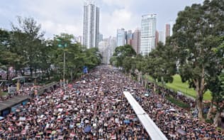 民主派は「逃亡犯条例」の改正延期では満足せず、再び大規模なデモが起きた（16日、香港）