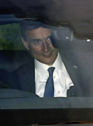 16日、討論会の会場に到着したハント英外相(ロンドン)=AP 16日、討論会の会場に到着したハント英外相(ロンドン)=AP