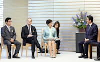 安倍首相(右)と会談する小池百合子東京都知事（左から3人目）ら。左端は松井一郎大阪市長（22日、首相官邸）=共同