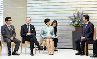 安倍首相(右)と会談する小池百合子東京都知事(左から3人目)ら。左端は松井一郎大阪市長(22日、首相官邸)=共同 安倍首相(右)と会談する小池百合子東京都知事(左から3人目)ら。左端は松井一郎大阪市長(22日、首相官邸)=共同