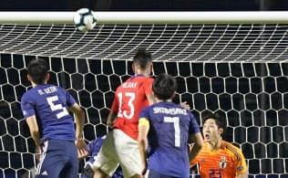 前半、先制ゴールを決められるGK大迫敬(右端)ら=共同 前半、先制ゴールを決められるGK大迫敬(右端)ら=共同