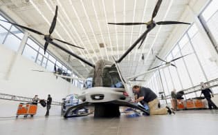 米アラカイ・テクノロジーズ社は水素燃料電池利用の垂直離着陸機を開発、交通渋滞緩和を目指している(5月、カリフォルニア州)=AP 米アラカイ・テクノロジーズ社は水素燃料電池利用の垂直離着陸機を開発、交通渋滞緩和を目指している(5月、カリフォルニア州)=AP