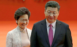 中国の習近平国家主席と香港の林鄭月娥行政長官(2017年の返還式典で)=ロイター 中国の習近平国家主席と香港の林鄭月娥行政長官(2017年の返還式典で)=ロイター