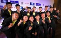記者会見で、ネットフリックスによるタイ洞窟救出劇のドラマ化が発表され、記念写真に納まる少年サッカーチームの選手ら（4月、バンコク）=三村幸作撮影