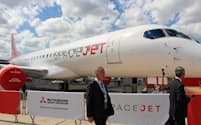 パリ国際航空ショーで展示される三菱航空機の「スペースジェット」(パリ郊外)