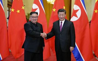 中国の習近平国家主席(右)と北朝鮮の金正恩委員長の首脳会談は5回目となる=AP 中国の習近平国家主席(右)と北朝鮮の金正恩委員長の首脳会談は5回目となる=AP