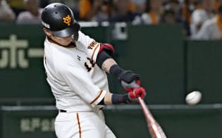 八回、代打・陽岱鋼が右越えに勝ち越し二塁打を放つ=共同
八回、代打・陽岱鋼が右越えに勝ち越し二塁打を放つ=共同