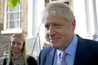 18日朝、ロンドンの自宅を出るジョンソン前英外相=ロイター 18日朝、ロンドンの自宅を出るジョンソン前英外相=ロイター