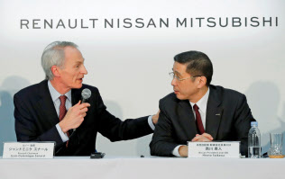 日産は4つ目の委員会を作り、ルノーのトップ2人を処遇する方向で最終調整する(西川社長(右)とスナール会長)=ロイター 日産は4つ目の委員会を作り、ルノーのトップ2人を処遇する方向で最終調整する(西川社長(右)とスナール会長)=ロイター