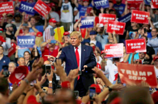 18日、トランプ米大統領は演説で2年半の実績を強調した(米フロリダ)=ロイター 18日、トランプ米大統領は演説で2年半の実績を強調した(米フロリダ)=ロイター