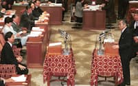 初の党首討論で答弁する当時の小渕恵三首相（1999年11月10日）