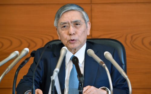 金融政策決定会合後、記者会見する日銀の黒田総裁(20日、日銀本店)