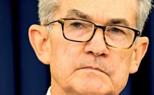 記者会見するパウエルFRB議長(19日、ワシントン)=ロイター 記者会見するパウエルFRB議長(19日、ワシントン)=ロイター