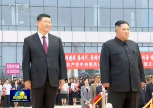 中国中央テレビが20日放映した、北朝鮮の金正恩朝鮮労働党委員長(右)と歓迎式典に臨む中国の習近平国家主席(共同) 中国中央テレビが20日放映した、北朝鮮の金正恩朝鮮労働党委員長(右)と歓迎式典に臨む中国の習近平国家主席(共同)