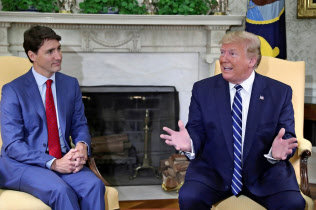 トランプ氏は18年のG7首脳会議で議長のトルドー氏を酷評したが、20日の首脳会談は良好な関係を演出した=ロイター トランプ氏は18年のG7首脳会議で議長のトルドー氏を酷評したが、20日の首脳会談は良好な関係を演出した=ロイター