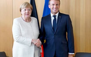 次期欧州トップ選びはメルケル独首相(左)とマクロン仏大統領の合意が条件になる=ロイター