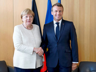 次期欧州トップ選びはメルケル独首相(左)とマクロン仏大統領の合意が条件になる=ロイター 次期欧州トップ選びはメルケル独首相(左)とマクロン仏大統領の合意が条件になる=ロイター