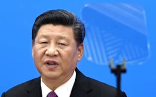 記者会見する中国の習近平国家主席（4月27日、北京）=共同