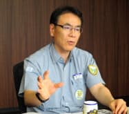 今期の生産見通しを説明するコマツ粟津工場の岡本工場長(21日、石川県小松市) 今期の生産見通しを説明するコマツ粟津工場の岡本工場長(21日、石川県小松市)