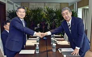 非公式会談で握手する岩屋防衛相（右）と韓国の鄭景斗国防相（6月1日、シンガポール）=韓国国防省提供・共同