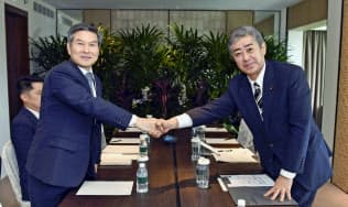 非公式会談で握手する岩屋防衛相(右)と韓国の鄭景斗国防相(6月1日、シンガポール)=韓国国防省提供・共同 非公式会談で握手する岩屋防衛相(右)と韓国の鄭景斗国防相(6月1日、シンガポール)=韓国国防省提供・共同