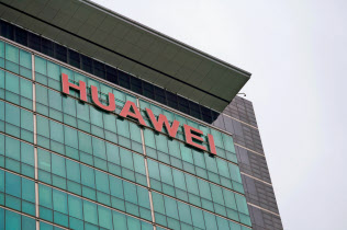 ファーウェイは自社の通信機器を米国から中国へ送り返そうとした際に米当局に押収されたのは違法だと主張する=ロイター ファーウェイは自社の通信機器を米国から中国へ送り返そうとした際に米当局に押収されたのは違法だと主張する=ロイター