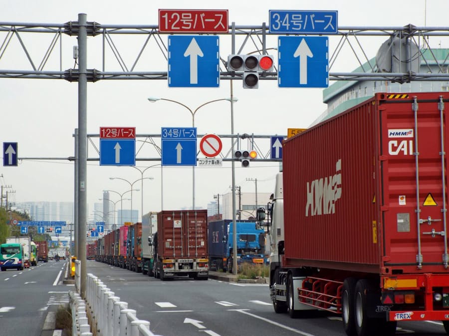 東京港 物流パンク寸前 トラック渋滞が慢性化 日本経済新聞