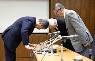 秋田県の佐竹敬久知事(右)に歩み寄り、頭を下げる岩屋防衛相(17日、秋田県庁)=共同 秋田県の佐竹敬久知事(右)に歩み寄り、頭を下げる岩屋防衛相(17日、秋田県庁)=共同