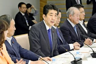 地方創生の会合であいさつする安倍首相(11日、首相官邸) 地方創生の会合であいさつする安倍首相(11日、首相官邸)