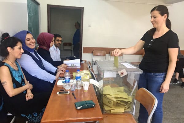 23日、イスタンブール市内で投票する有権者