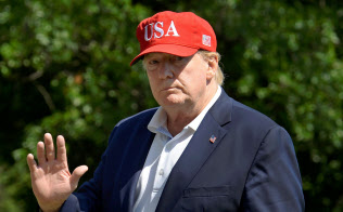 トランプ氏は23日放送のNBCテレビのインタビューで「イランとの交渉に前提条件はない」と語った(23日)=ロイター トランプ氏は23日放送のNBCテレビのインタビューで「イランとの交渉に前提条件はない」と語った(23日)=ロイター