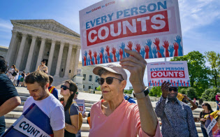 4月、ワシントンの米連邦最高裁前で国勢調査で市民権の有無を問うことに反対を表明する市民=AP 4月、ワシントンの米連邦最高裁前で国勢調査で市民権の有無を問うことに反対を表明する市民=AP