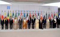 OPEC加盟国は経済低迷を警戒する（5月の会合で記念撮影に臨む閣僚ら）=ロイター