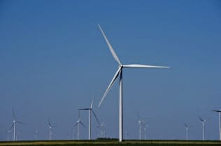 環境への負荷の少なさで風力発電は注目を集める=ロイター 環境への負荷の少なさで風力発電は注目を集める=ロイター