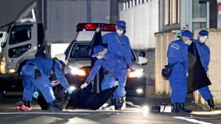 男性2人が倒れていた現場付近を調べる捜査員ら(25日午前0時14分、名古屋市北区)=共同 男性2人が倒れていた現場付近を調べる捜査員ら(25日午前0時14分、名古屋市北区)=共同