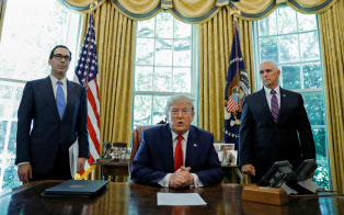 イランへの追加制裁を発表したトランプ大統領=ロイター イランへの追加制裁を発表したトランプ大統領=ロイター