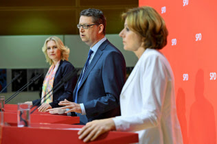 党大会までは3人の暫定党首がSPDを率いる=ロイター 党大会までは3人の暫定党首がSPDを率いる=ロイター