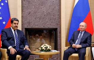 ベネズエラのマドゥロ大統領(左)は18年12月にモスクワを訪問し、ロシアのプーチン大統領と会談した=ロイター ベネズエラのマドゥロ大統領(左)は18年12月にモスクワを訪問し、ロシアのプーチン大統領と会談した=ロイター