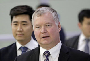 ビーガン氏は19日の会合で北朝鮮の非核化交渉をめぐって「双方は柔軟なアプローチの必要性を理解している」と語った=AP ビーガン氏は19日の会合で北朝鮮の非核化交渉をめぐって「双方は柔軟なアプローチの必要性を理解している」と語った=AP