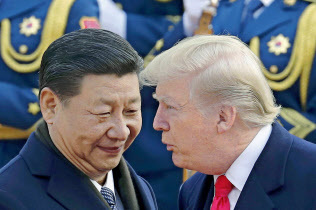 中国の習近平国家主席(左)とトランプ米大統領(2017年11月)=AP 中国の習近平国家主席(左)とトランプ米大統領(2017年11月)=AP
