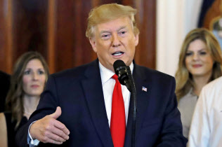 トランプ米大統領は「なぜ米国が他国のために無報酬で航路を守っているのか」と疑問を呈した(24日、ワシントン)=AP トランプ米大統領は「なぜ米国が他国のために無報酬で航路を守っているのか」と疑問を呈した(24日、ワシントン)=AP