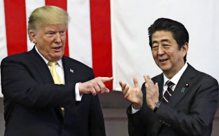 トランプ米大統領(左)は5月下旬の訪日時に「日米関係はかつてなく強固だ」と語っていた=AP トランプ米大統領(左)は5月下旬の訪日時に「日米関係はかつてなく強固だ」と語っていた=AP