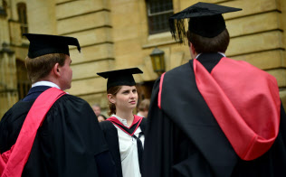 英国のエリート層は一部の学校の出身者に偏っている=ロイター 英国のエリート層は一部の学校の出身者に偏っている=ロイター
