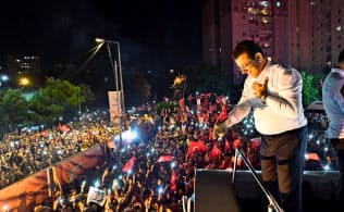 23日夜、イスタンブールで支持者に語りかけるイマモール氏=AP 23日夜、イスタンブールで支持者に語りかけるイマモール氏=AP