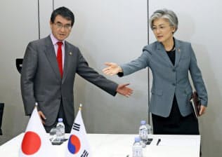 大阪で日韓外相会談は開かれる見通しだ(5月、パリ)=AP・共同 大阪で日韓外相会談は開かれる見通しだ(5月、パリ)=AP・共同